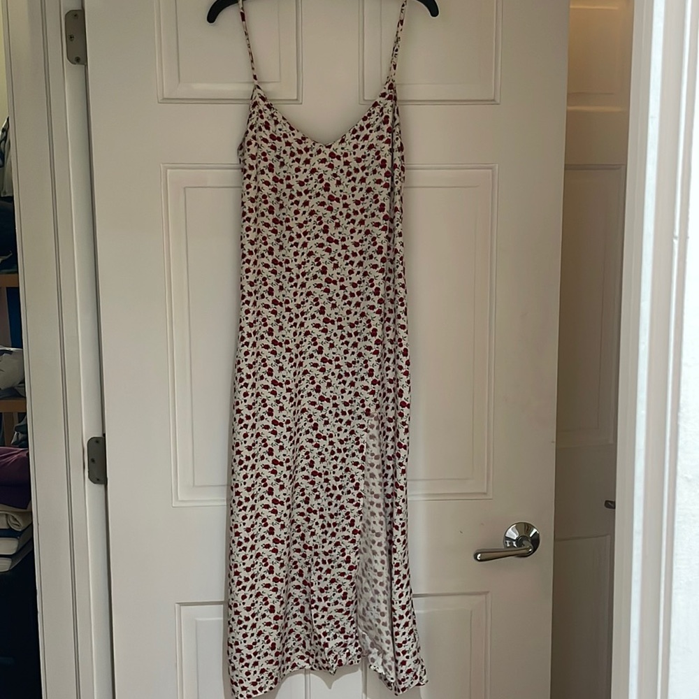 Reformation dress with slit, has a little damage on the back